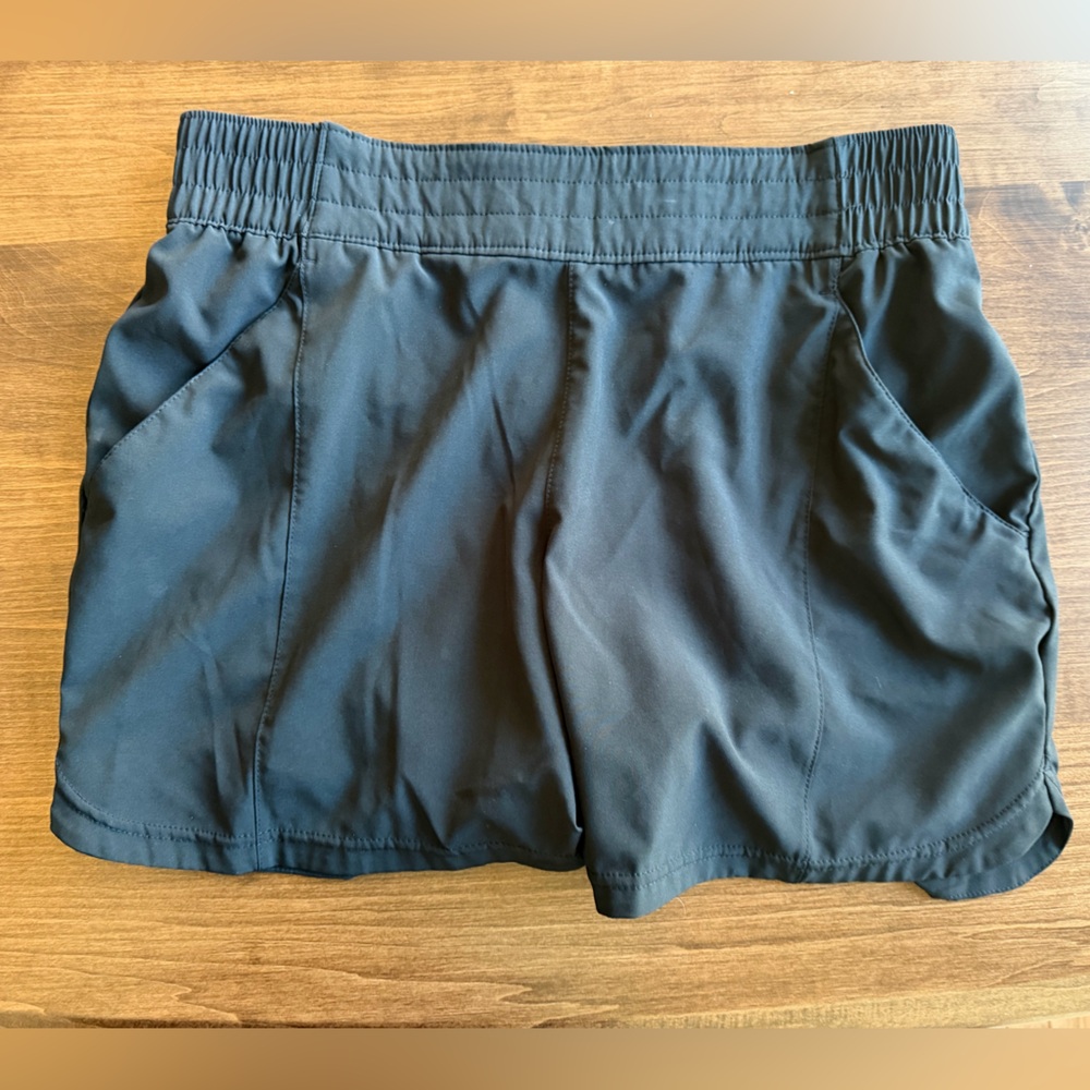 Columbia shorts. lined. Black. Size Large. NWOT